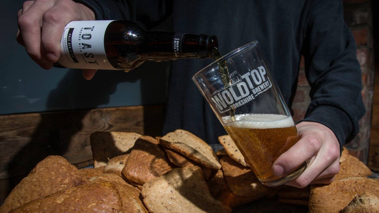 Pour combattre le gaspillage alimentaire, des Britanniques transforment le pain en bière