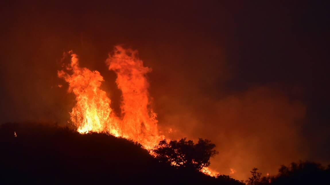 Scènes d'apocalypse près de Santa Barbara en proie aux incendies