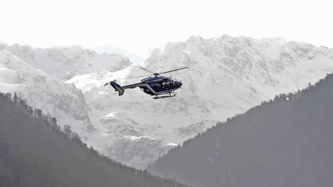 Dans une station de ski des Pyrénées, la neige arrive en hélicoptère