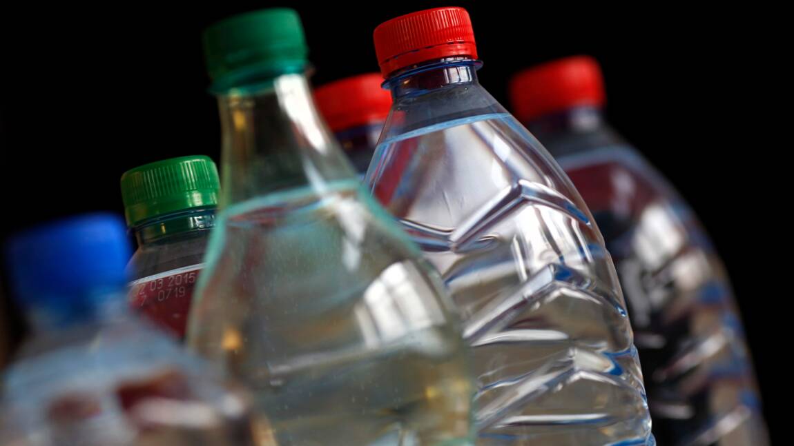 L'eau en bouteille de plusieurs marques contaminée par des particules de plastique