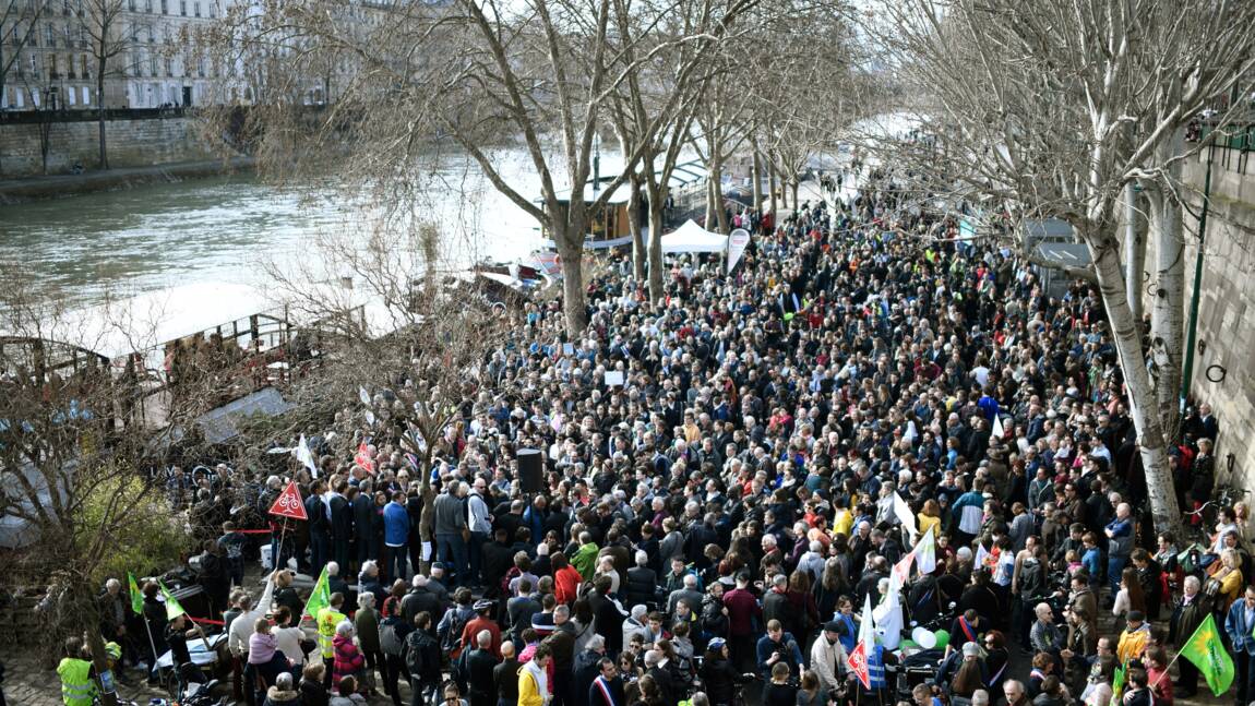 Des centaines de Parisiens rassemblés à Paris pour "sauver les berges" de Seine