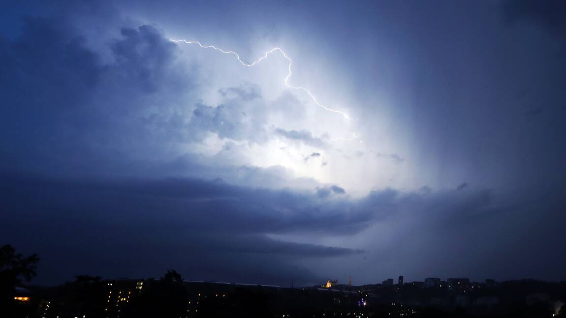 Alerte aux orages dans 23 départements de l'Alsace au sud-ouest