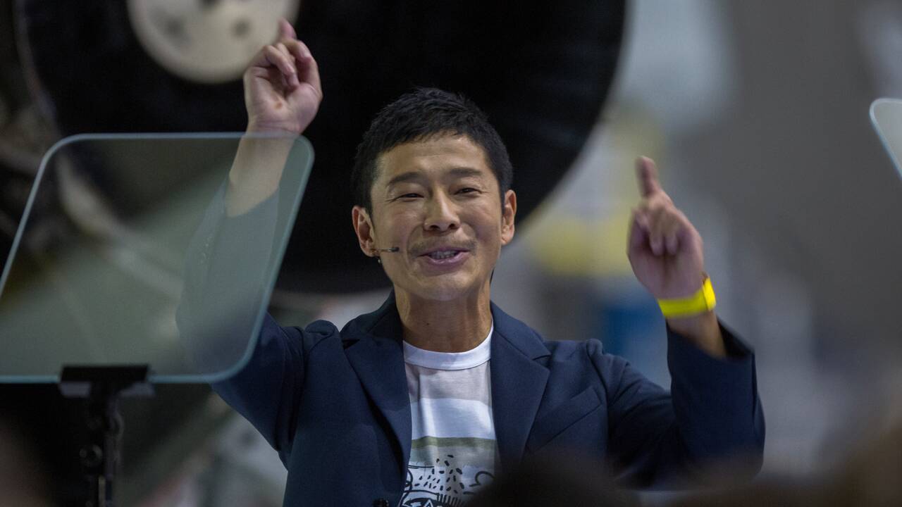 Le milliardaire Yusaku Maezawa, premier touriste lunaire de Space X en 2023, avec des artistes