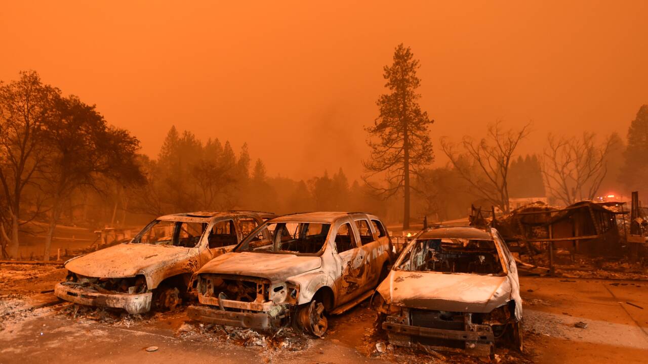 La Californie toujours en proie aux flammes, des milliers de pompiers déployés