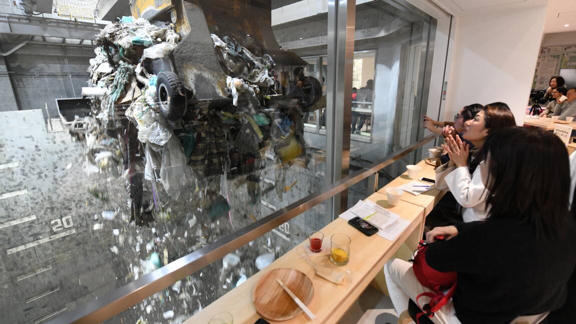 Envie de prendre un verre en regardant des ordures ? Découvrez le bar éphémère qui fait fureur au Japon