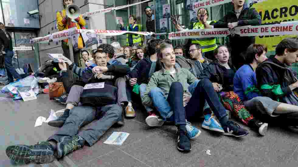 Blocages à La Défense contre la "République des pollueurs"