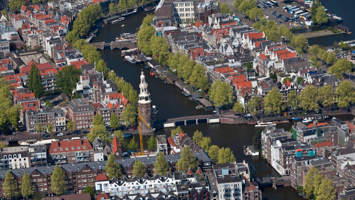 Amsterdam : et au milieu coulent les canaux
