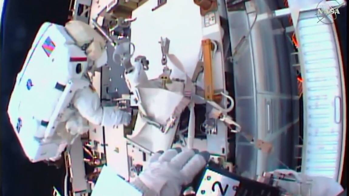 Début d'une sortie orbitale de deux astronautes américains de l'ISS