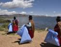 Bolivie : des indigènes nettoient le lac Titicaca pour l'exemple