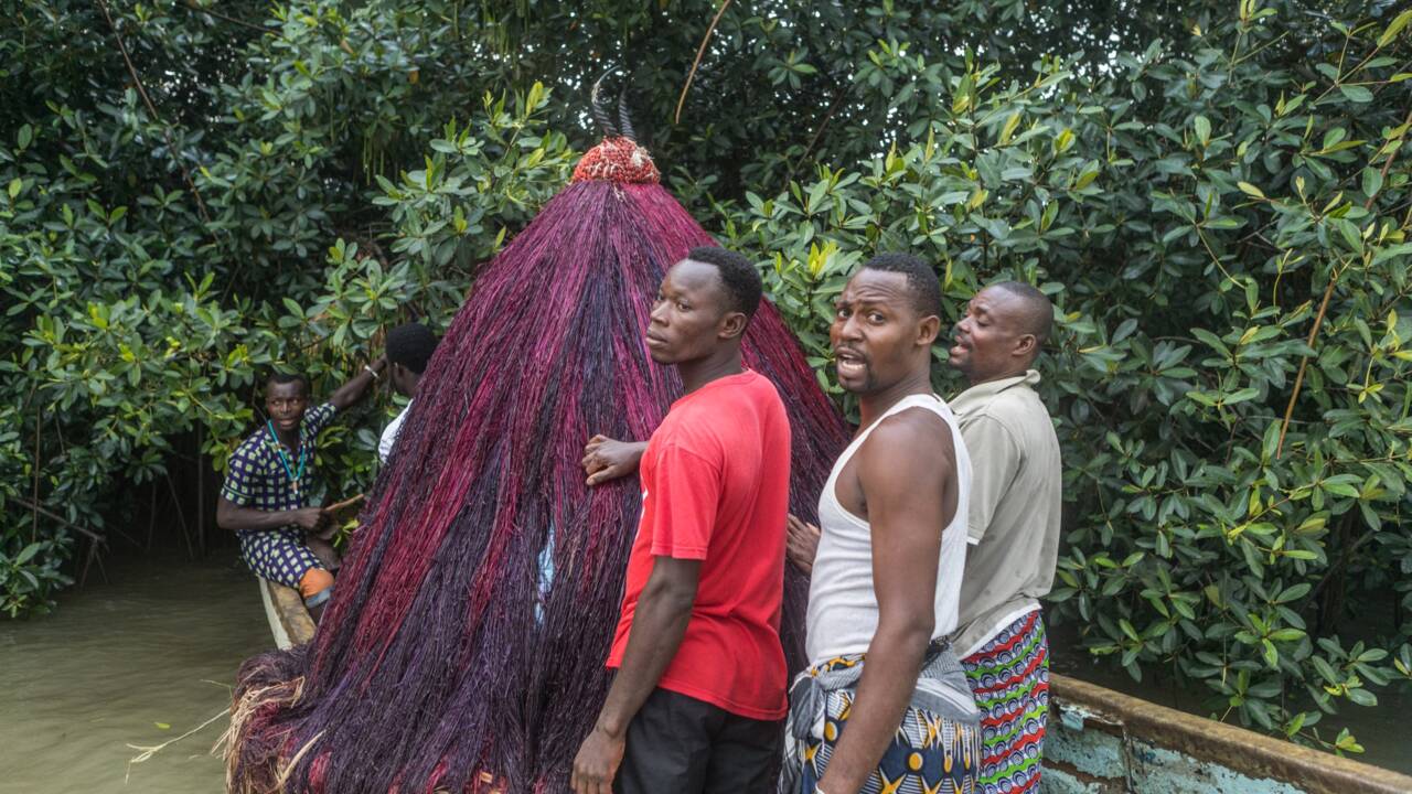 Au Bénin, le Zangbéto, divinité vaudoue, au secours de la mangrove