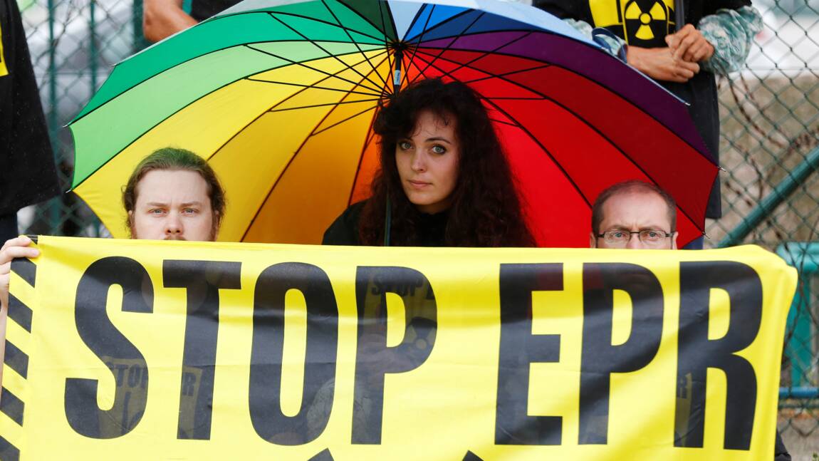 Greenpeace devant l'EPR de Flamanville pour interpeler Hulot