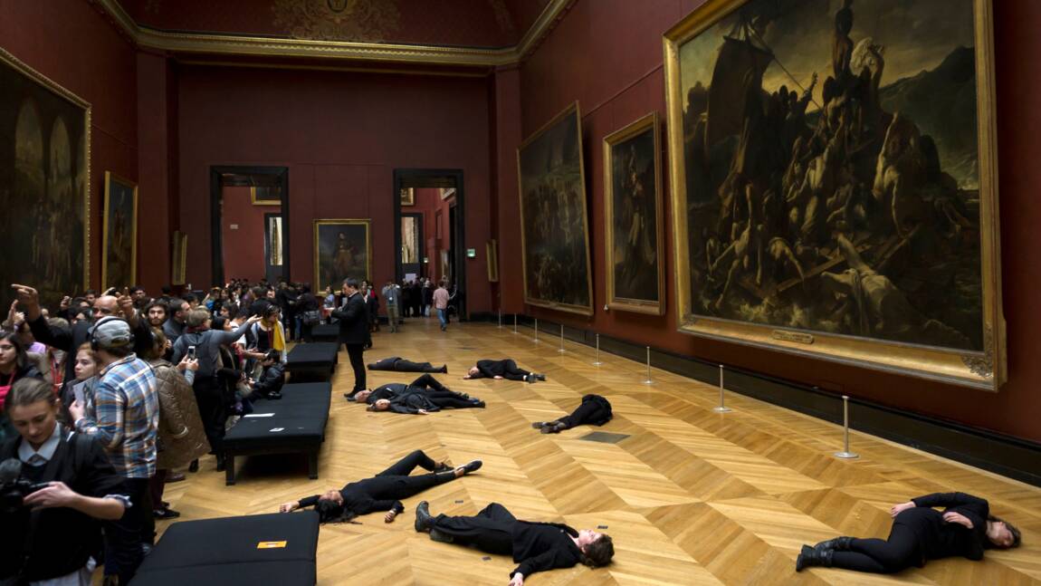 Happening militant au Louvre contre le mécénat de Total