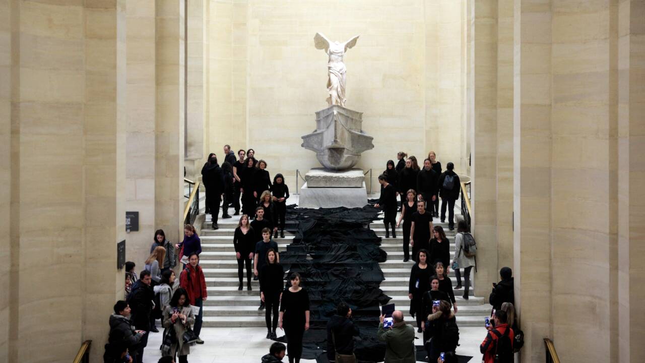 Climat: des militants font couler une "rivière de pétrole" au Louvre 