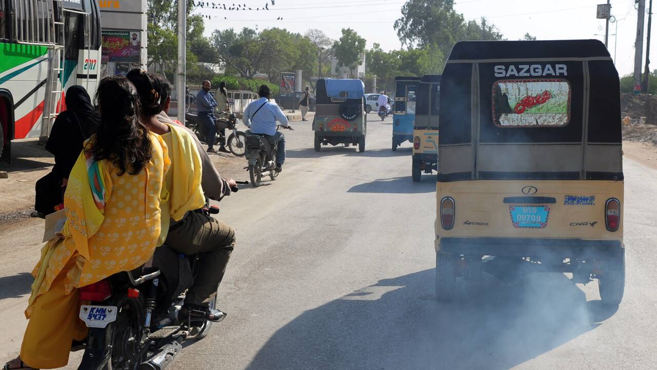 Des Pakistanais asphyxiés par la pollution se mobilisent pour la mesurer