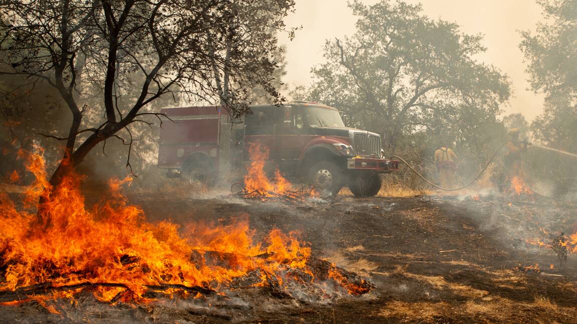 Vents "erratiques" et sécheresse attisent les incendies mortels de Californie