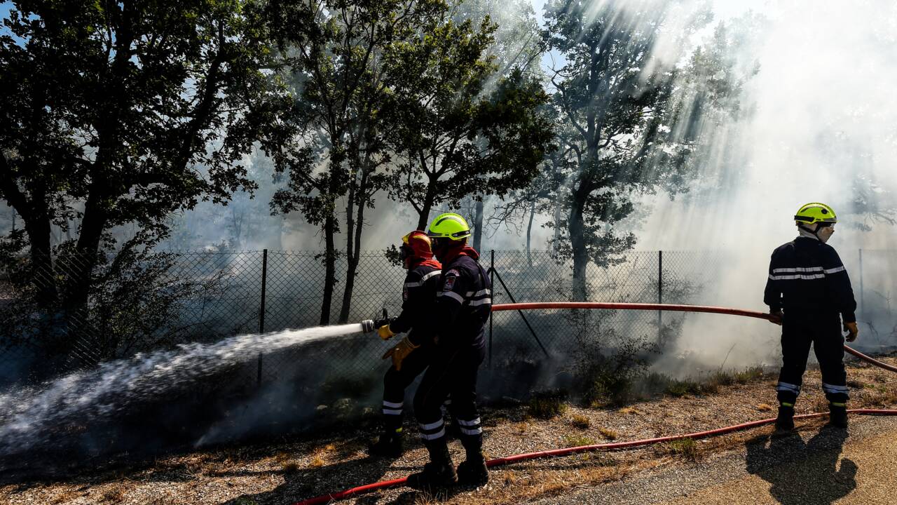 Incendies dans le Var: "catastrophe écologique" selon un élu, déficit de débroussaillement, accuse un autre