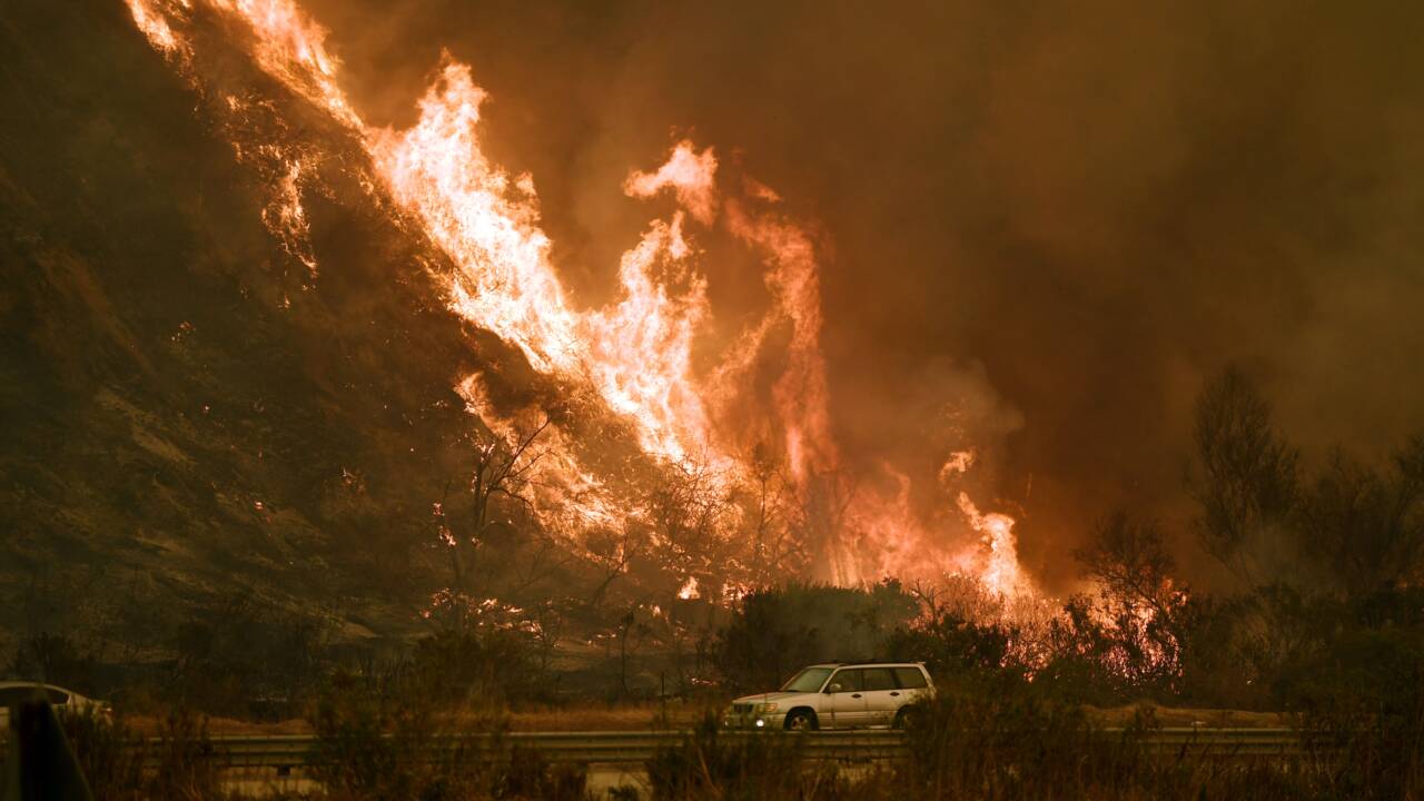 Los Angeles menacé par les flammes, plus de 200.000 évacués