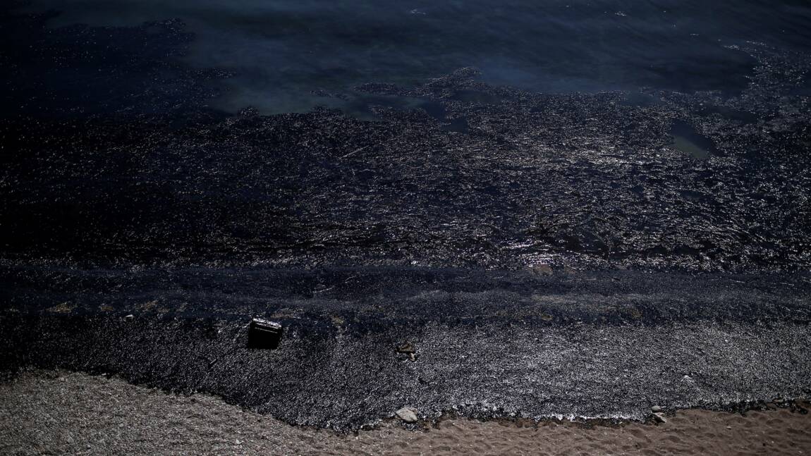 Grèce: pollution à Salamine par le naufrage d'un pétrolier