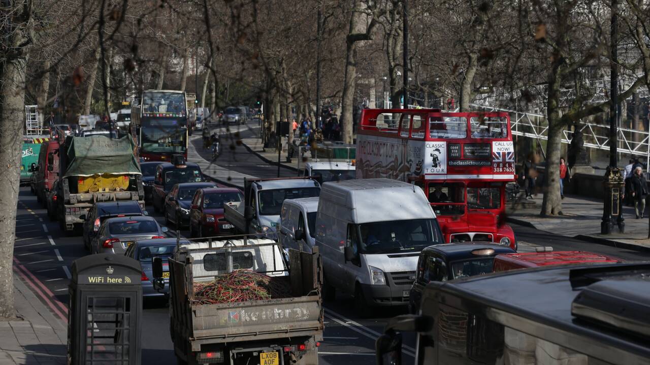 La Grande-Bretagne envisage aussi de bannir les véhicules essence et diesel