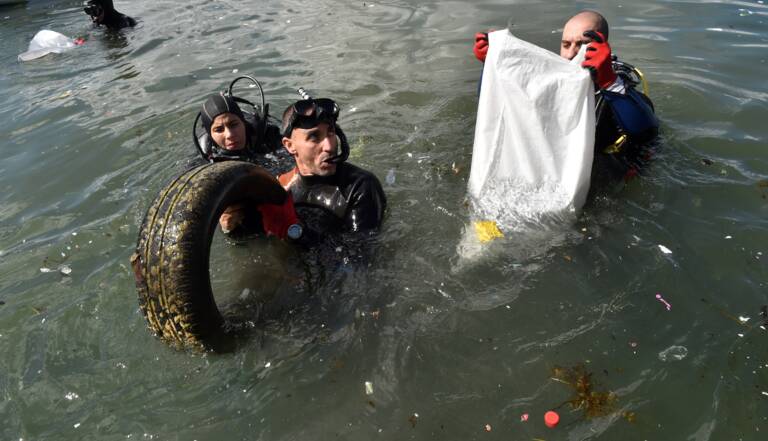 En Algérie Les éboueurs De La Mer Au Chevet Des Plages Geofr