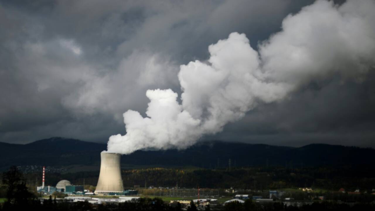 Les Suisses votent contre une sortie accélérée du nucléaire