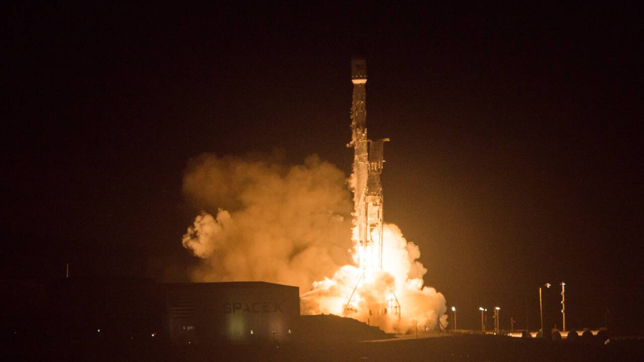 Premier test d'allumage statique des moteurs de la fusée américaine Falcon Heavy