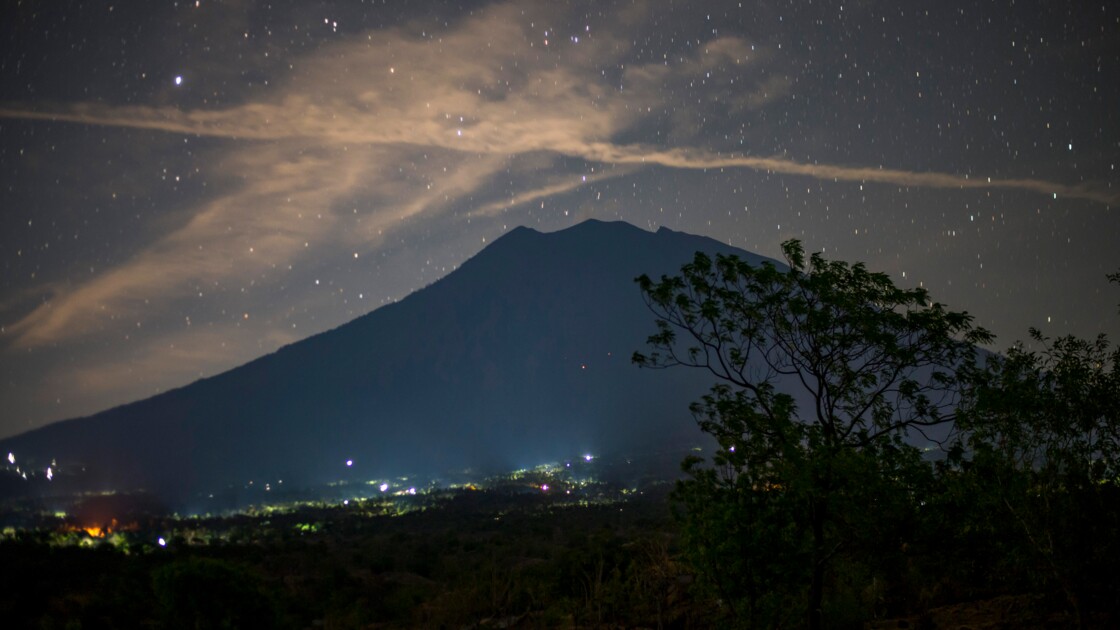 Le Volcan à Bali Ravive La Mémoire Des Survivants De L