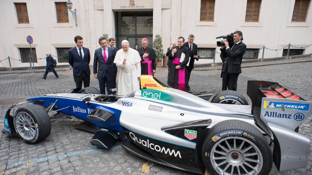 Le pape bénit une voiture électrique Formule E