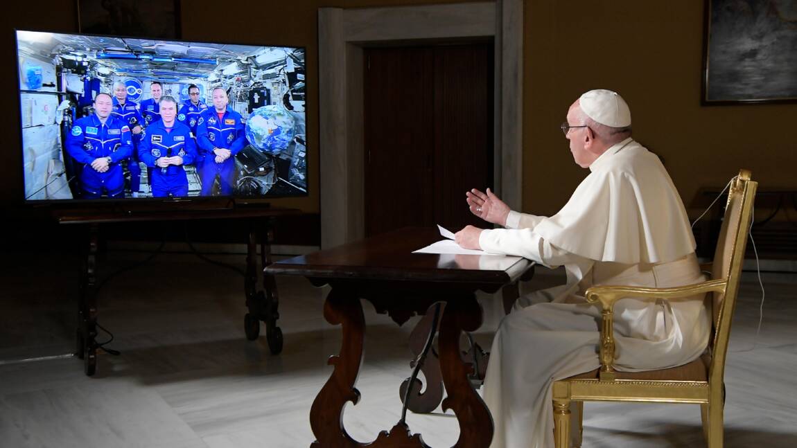 Conversation philosophique sur l'univers entre le pape et l'équipage de l'ISS