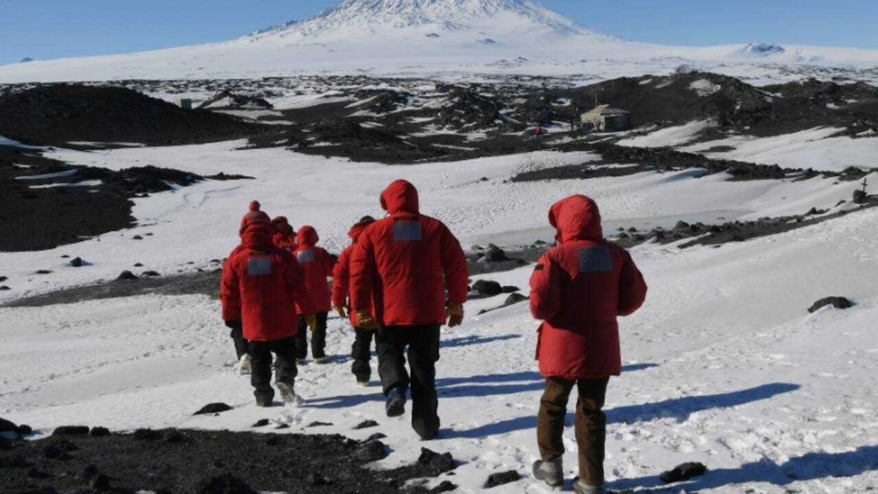En Antarctique, Kerry appelle à intensifier la lutte contre le réchauffement