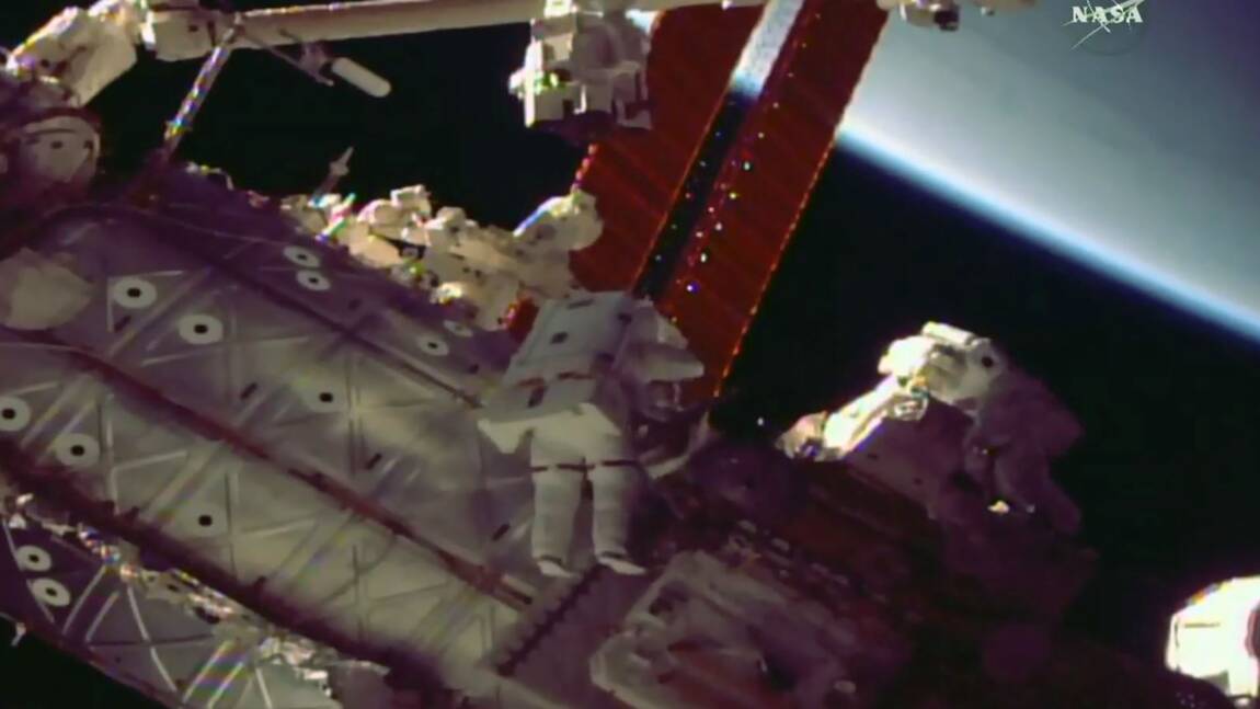 Deux astronautes américains de l'ISS ont débuté une sortie orbitale