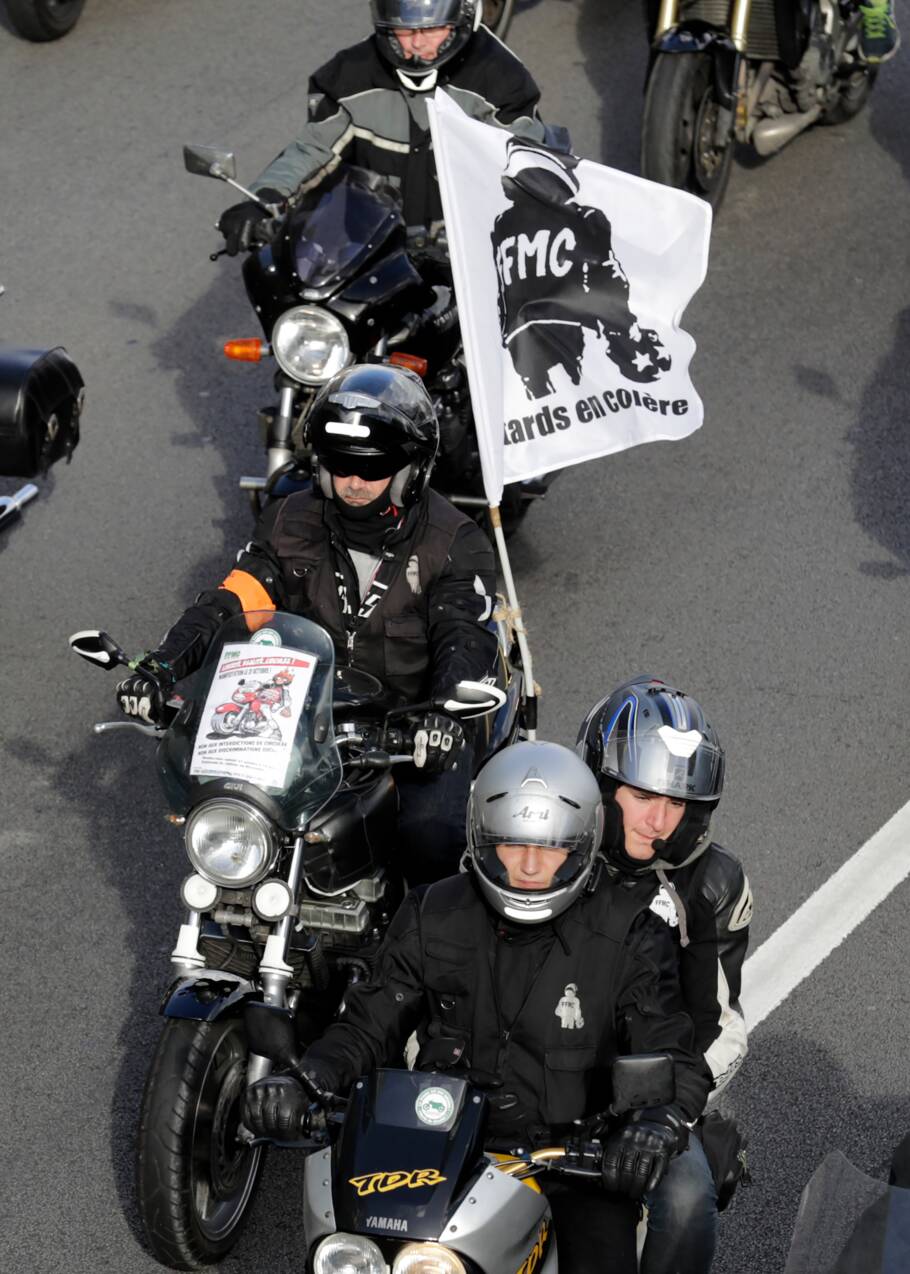 Quelques milliers de motards "en colère" manifestent en France
