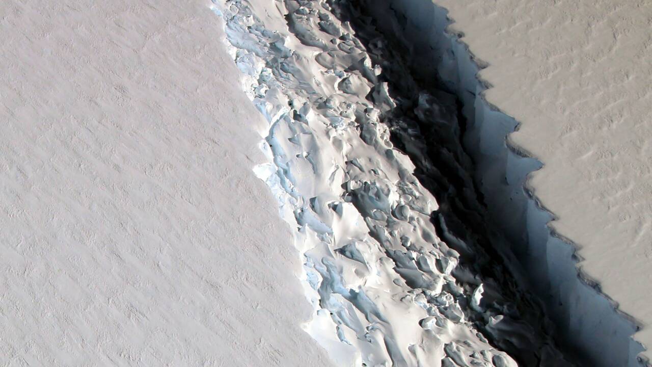 Un bloc de glace géant sur le point de se détacher en Antarctique