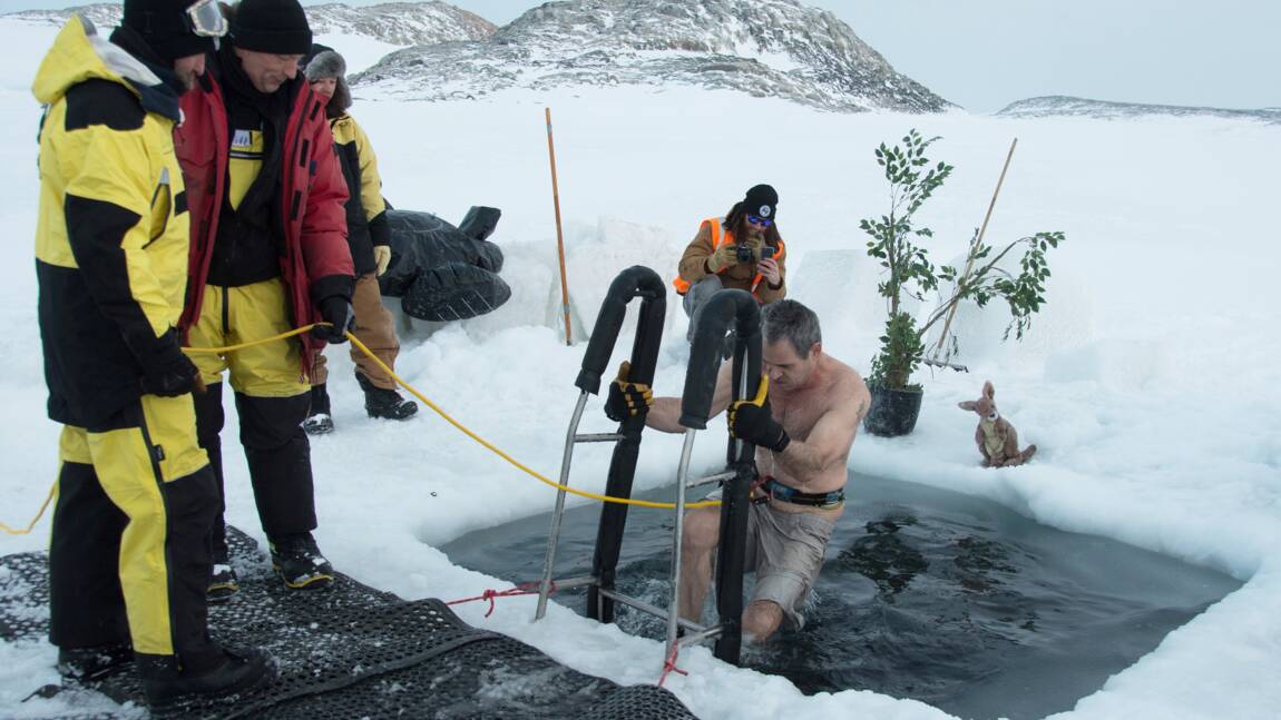 En Antarctique, un bain glacé pour fêter le solstice