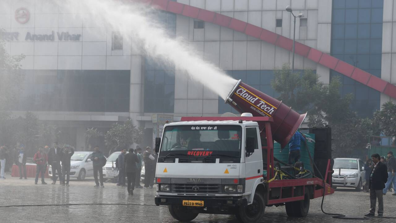 Un brumisateur géant contre la pollution à Delhi 