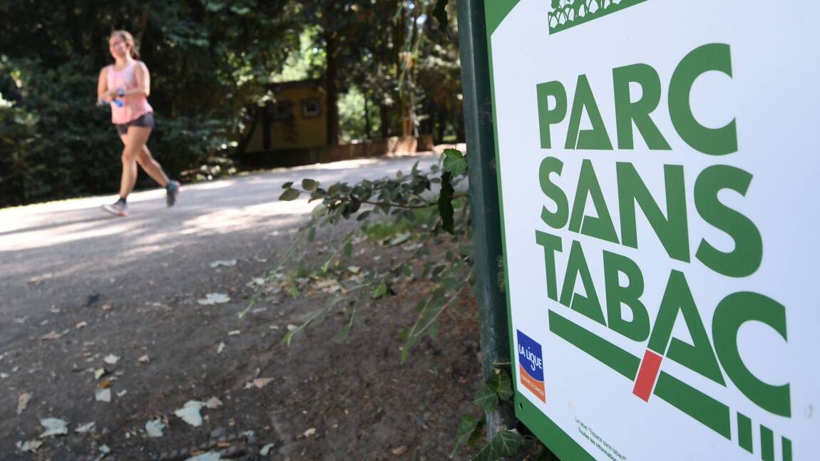 A Paris, le dispositif "parcs et jardins sans tabac" divise