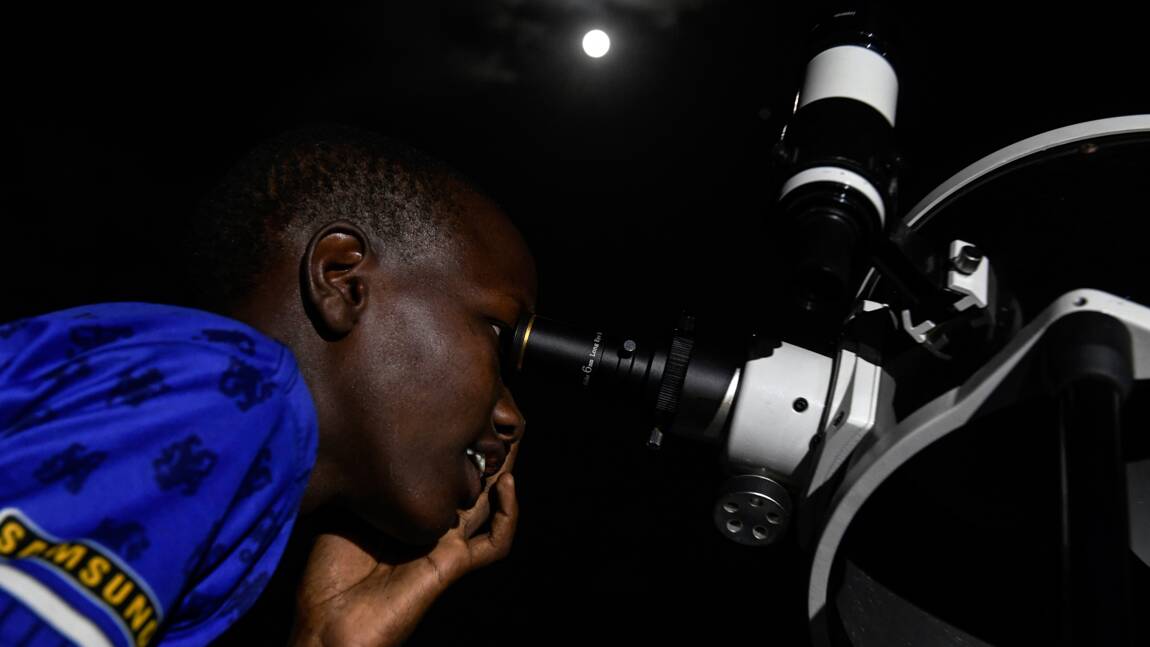Le spectacle de la "lune rouge" ravit de jeunes Kényans