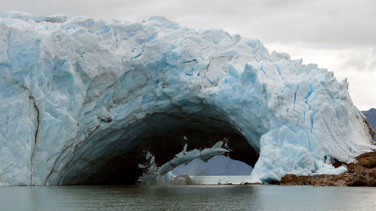 VIDÉO - Argentine : l'arche du glacier Perito Moreno se rompt sans touristes
