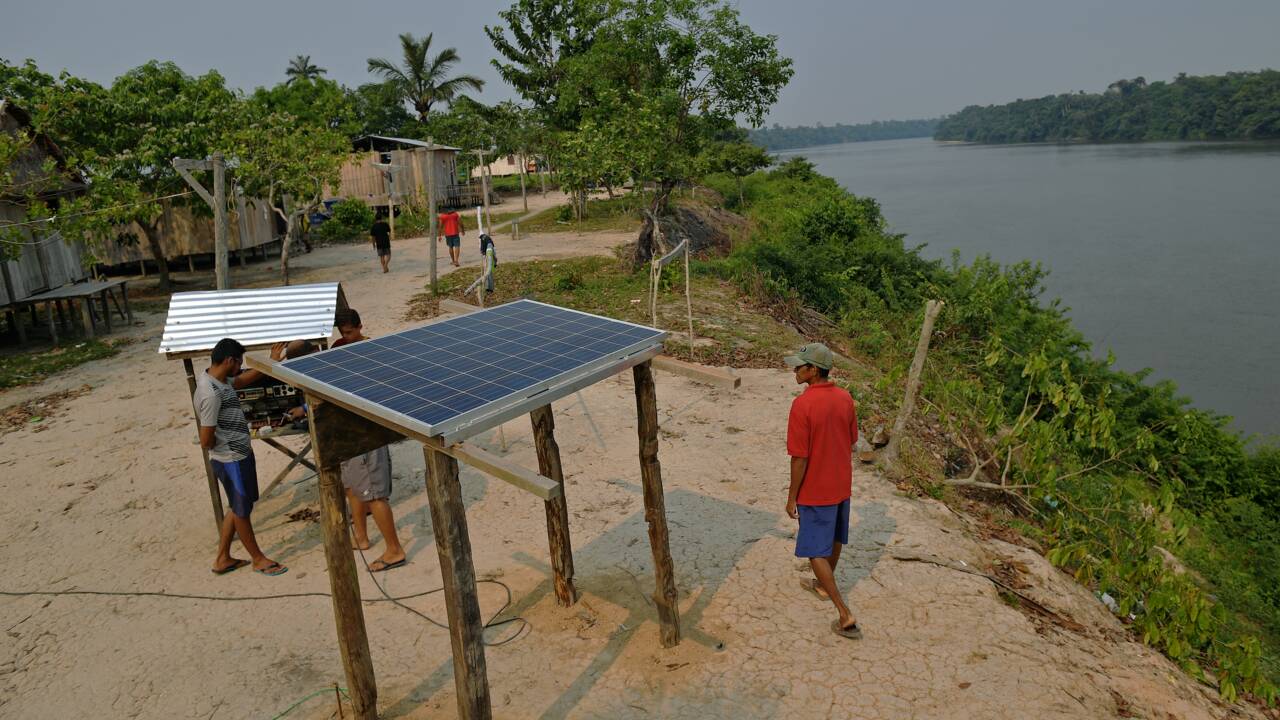 En Amazonie, des panneaux solaires pour une énergie propre