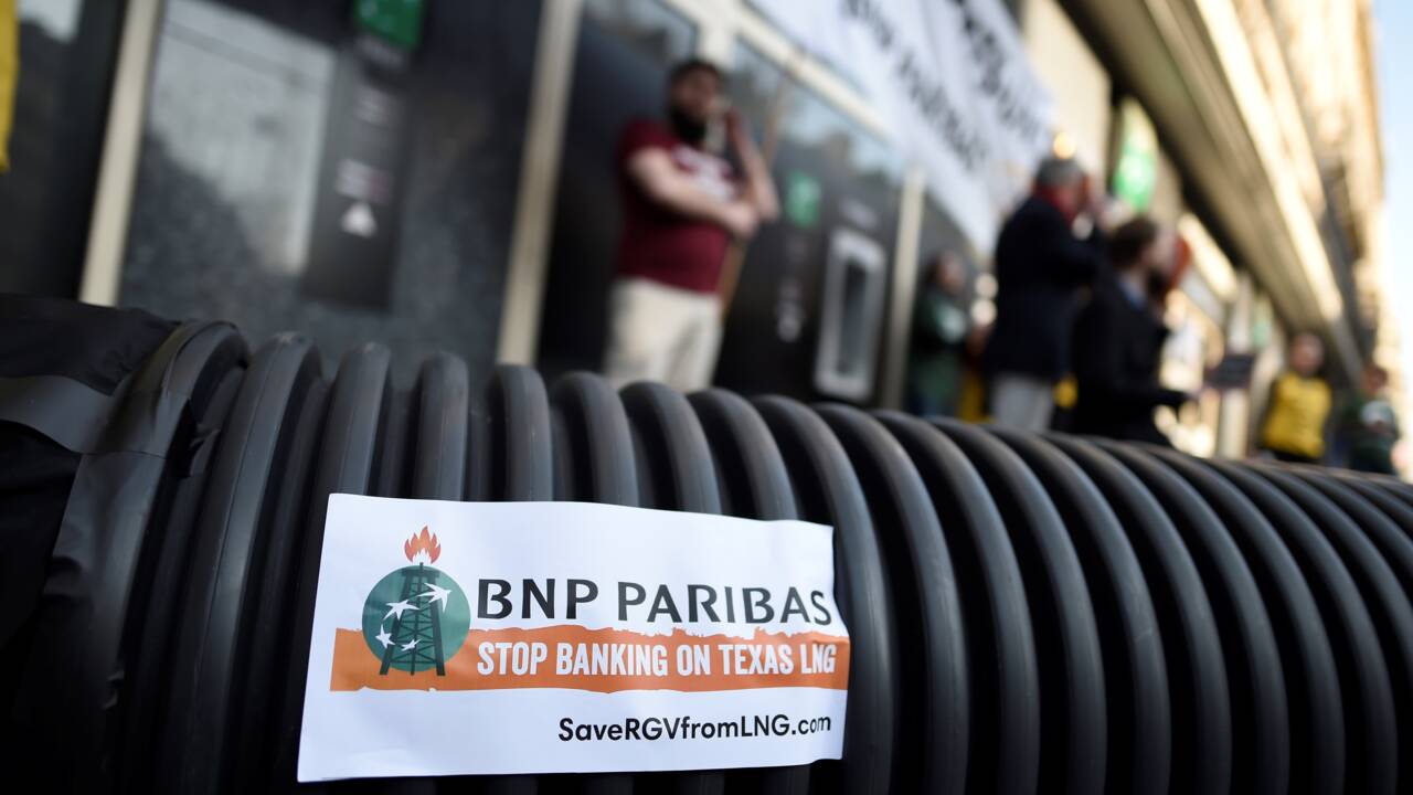 Un "pipeline" dans une agence BNP Paribas contre un projet de terminal méthanier