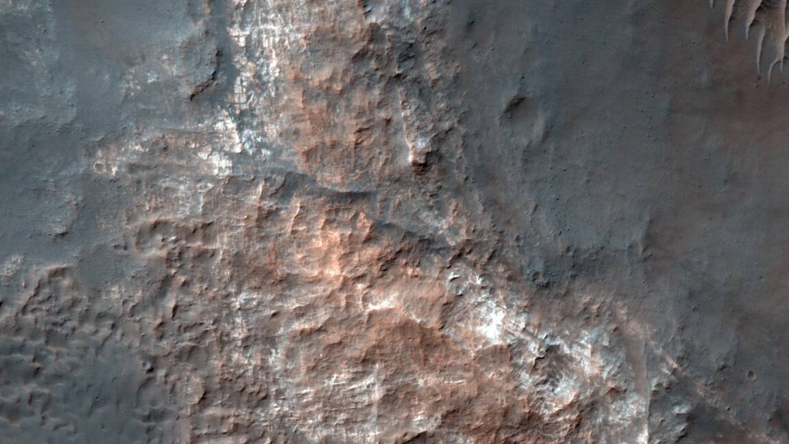 Un vaste lac d'eau liquide découvert sous le pôle sud de Mars