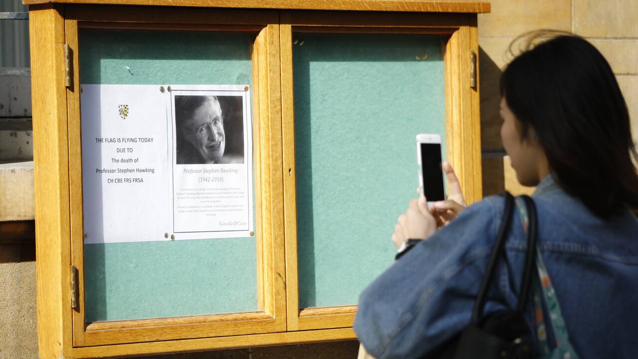 Cambridge rend hommage à Stephen Hawking, l'un de ses "grands personnages"