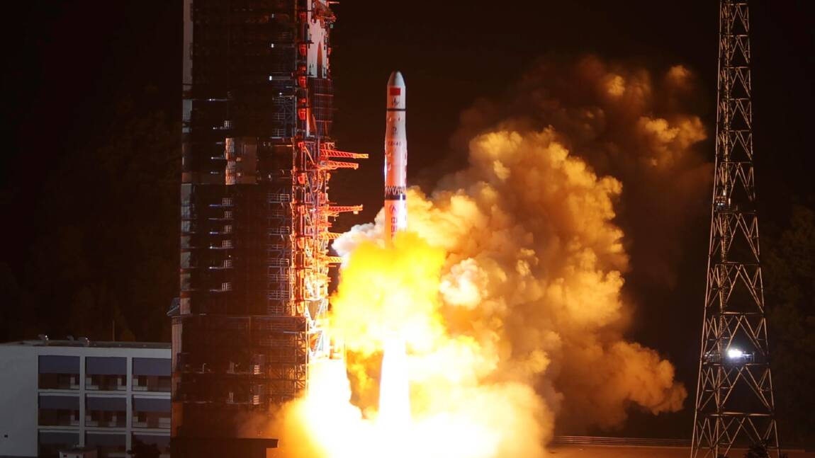 La Chine lance un satellite pour explorer la face cachée de la Lune