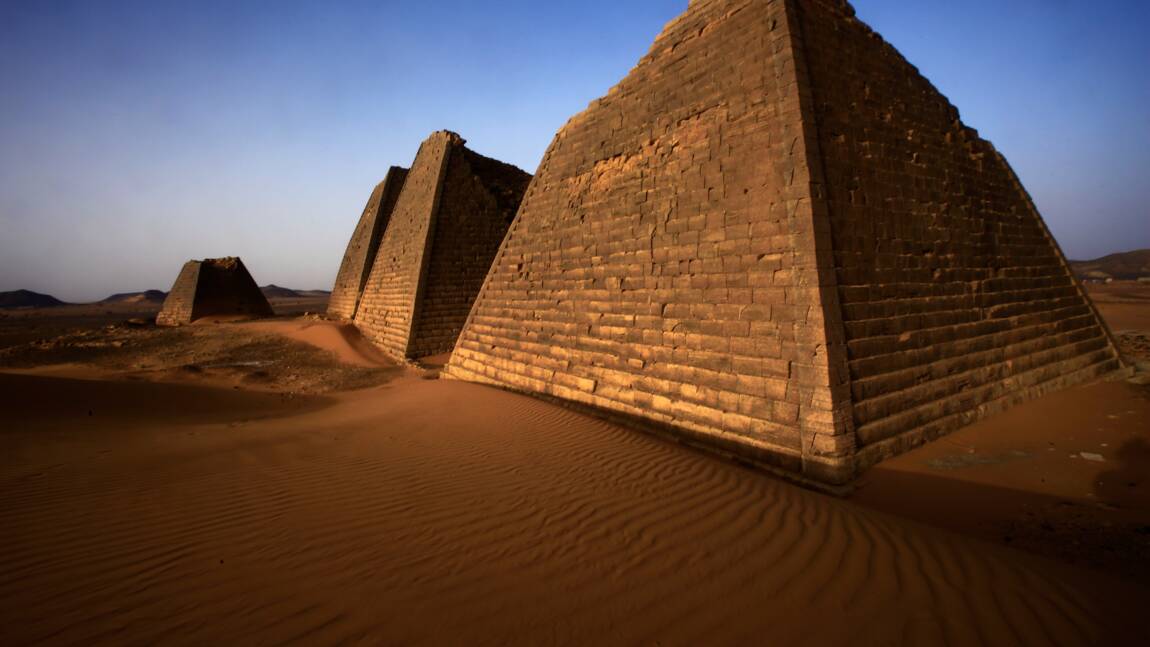 Au Soudan, des archéologues retirent des ossements d'une pyramide pour des tests