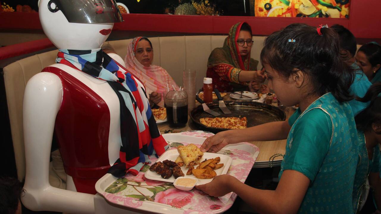 Pizzas automates: des robots serveuses font la joie du Pakistan