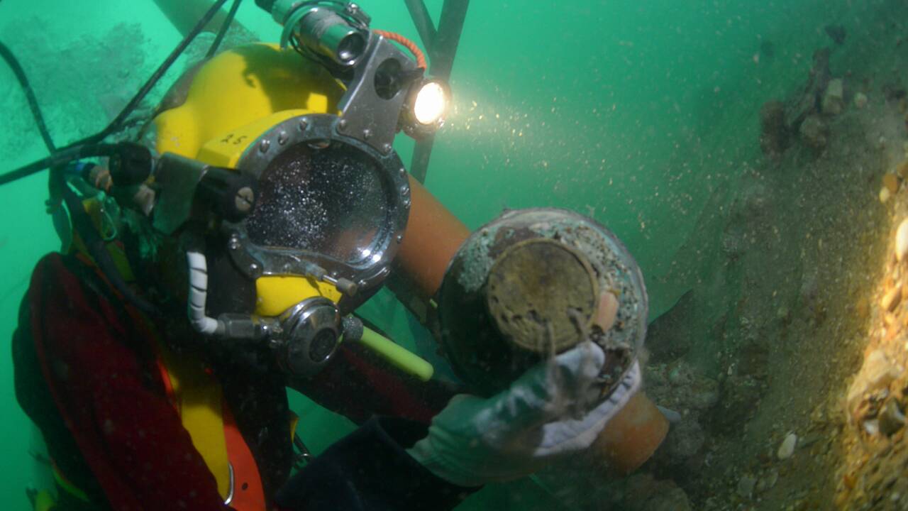 Royaume-Uni: des plongeurs-archéologues explorent une épave du 18e siècle
