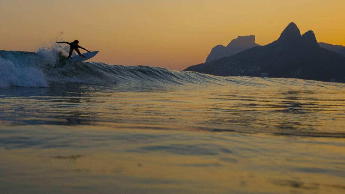 Un surfeur de Rio évite une collision avec un frigo