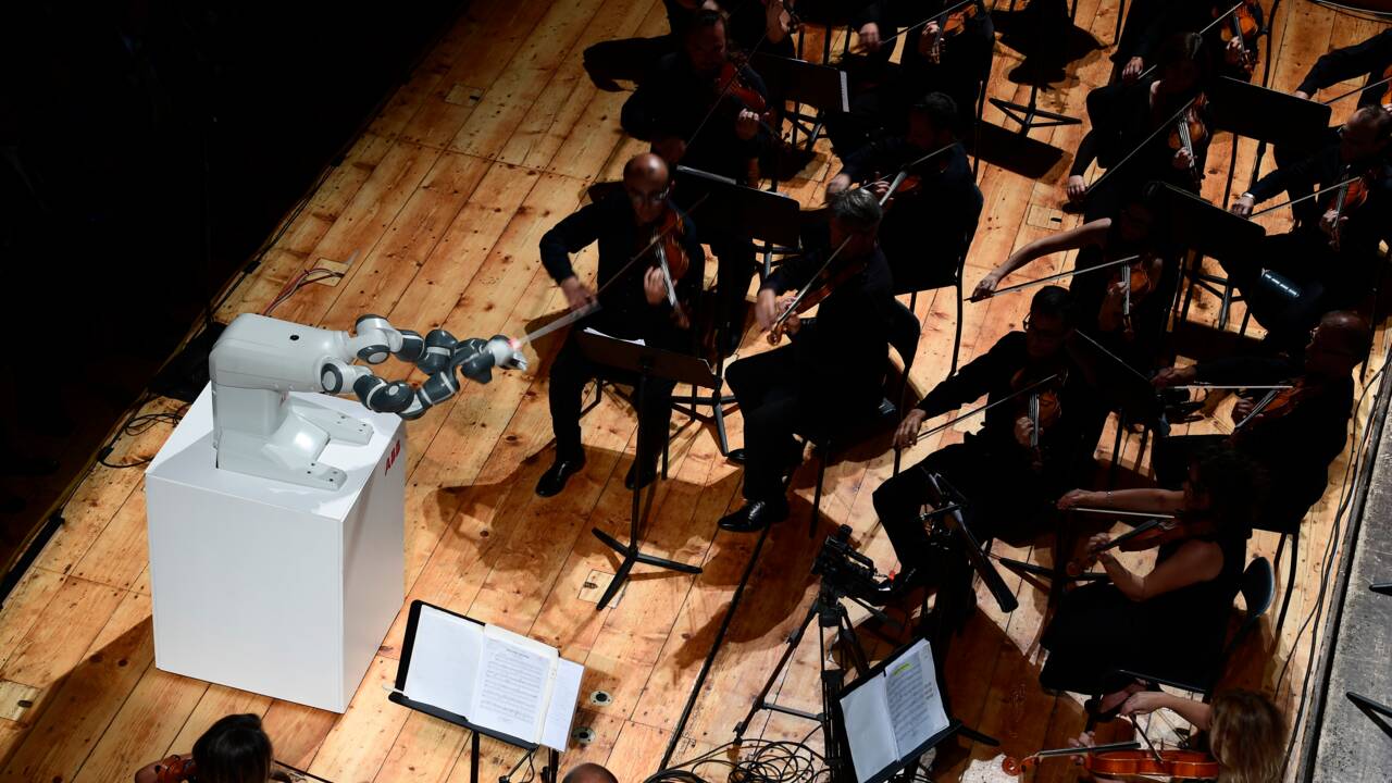Le robot chef d'orchestre vole la vedette au ténor