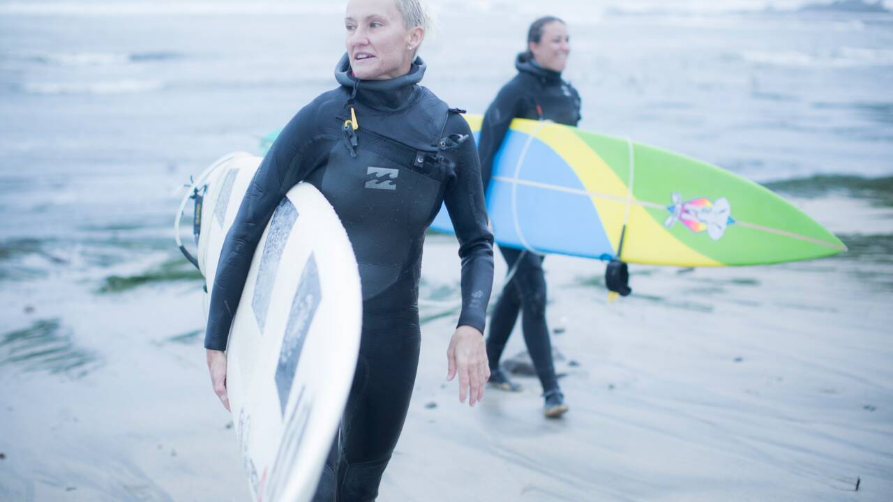 Surf : quand les femmes s'attaquent à l'une des vagues les plus dangereuses du monde
