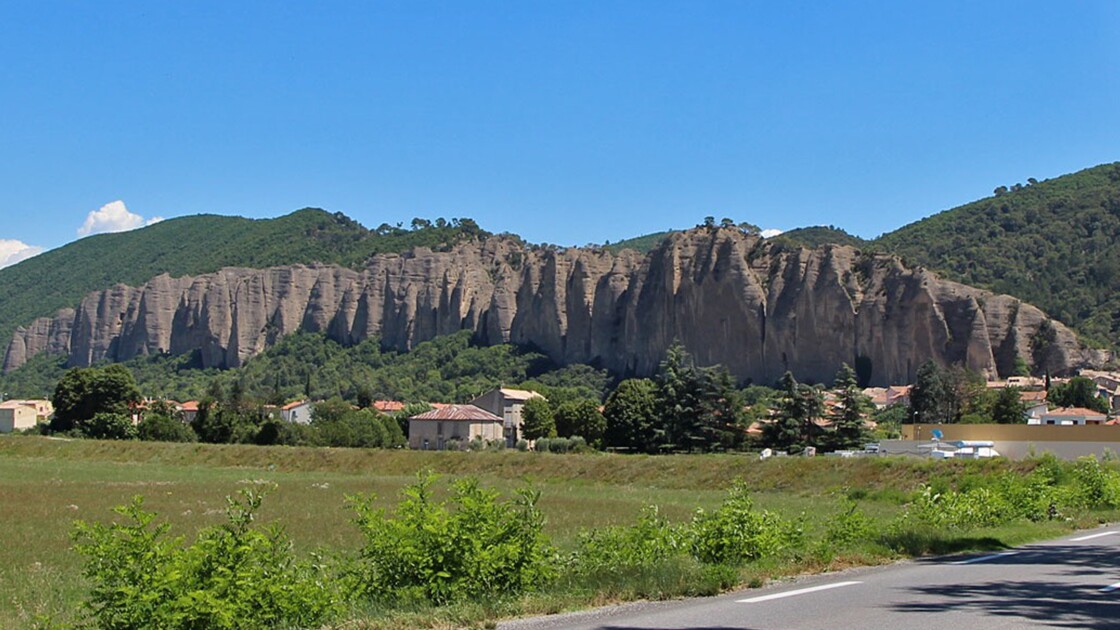 Provence La Légende Des Pénitents Des Mées Geofr